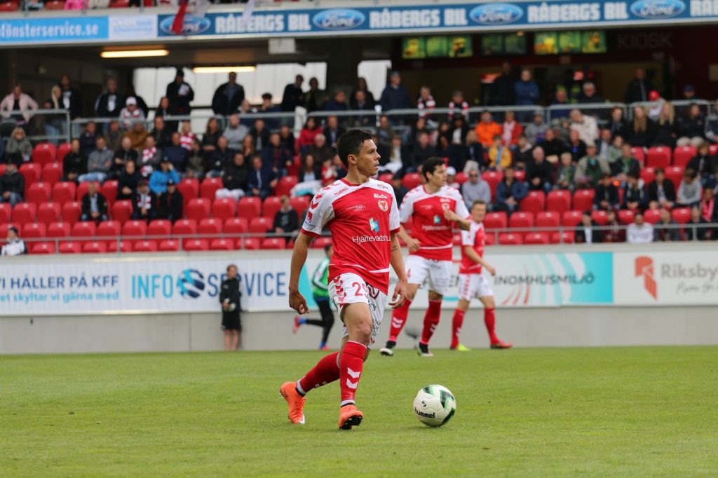 Romario skriver nytt kontrakt