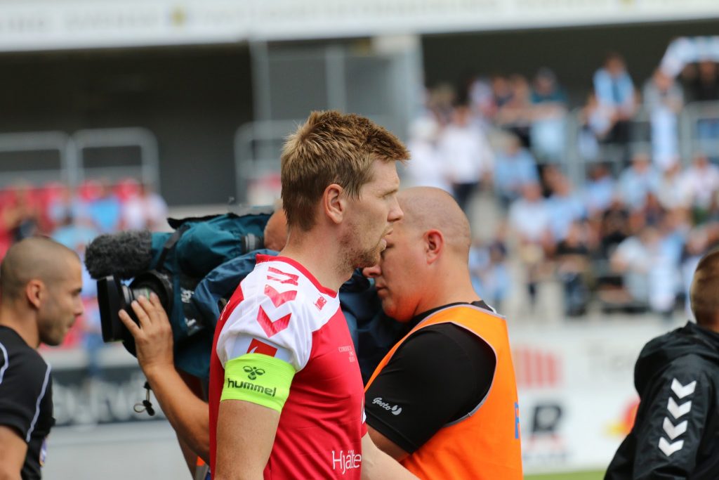 ”Mackan fick gå till restaurangen med kläderna ut och in”