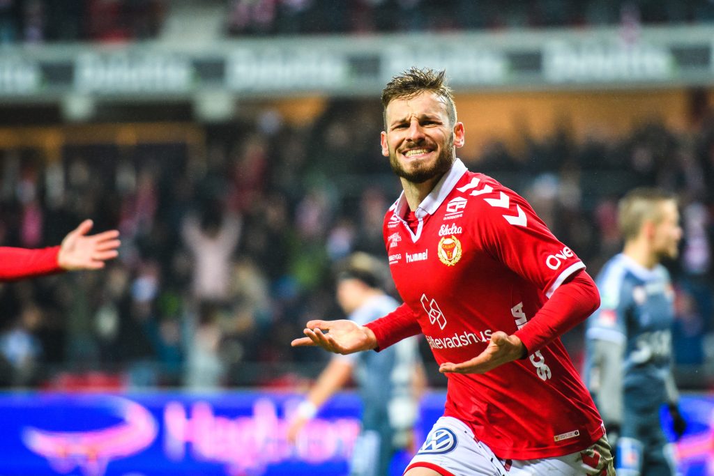 Auktion med spelarnas matchtröjor