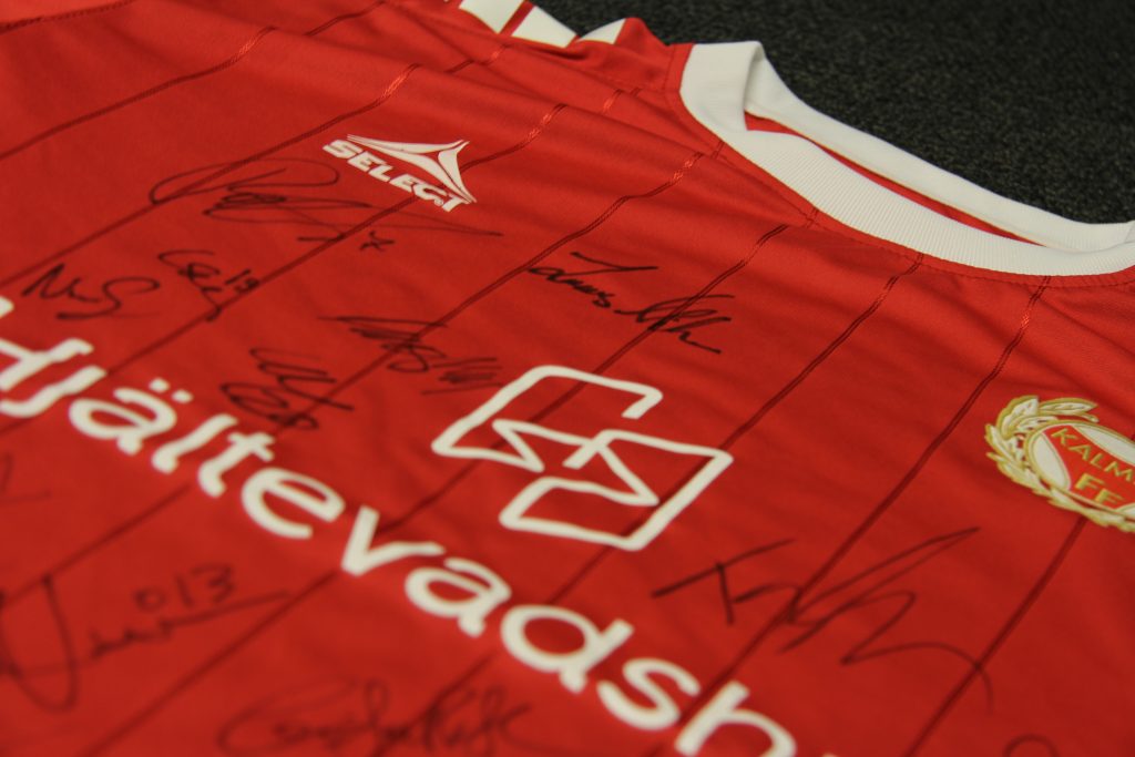 Beställ din signerade matchtröja!