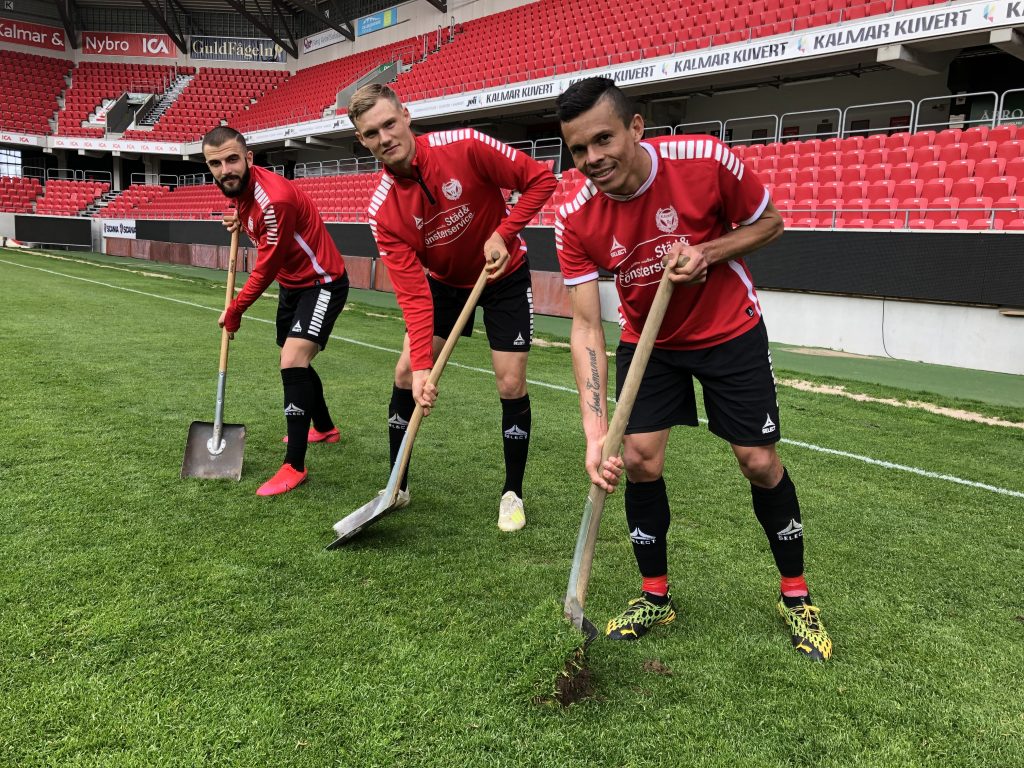 Säkra upp en bit från Guldfågeln Arenas gräsmatta!