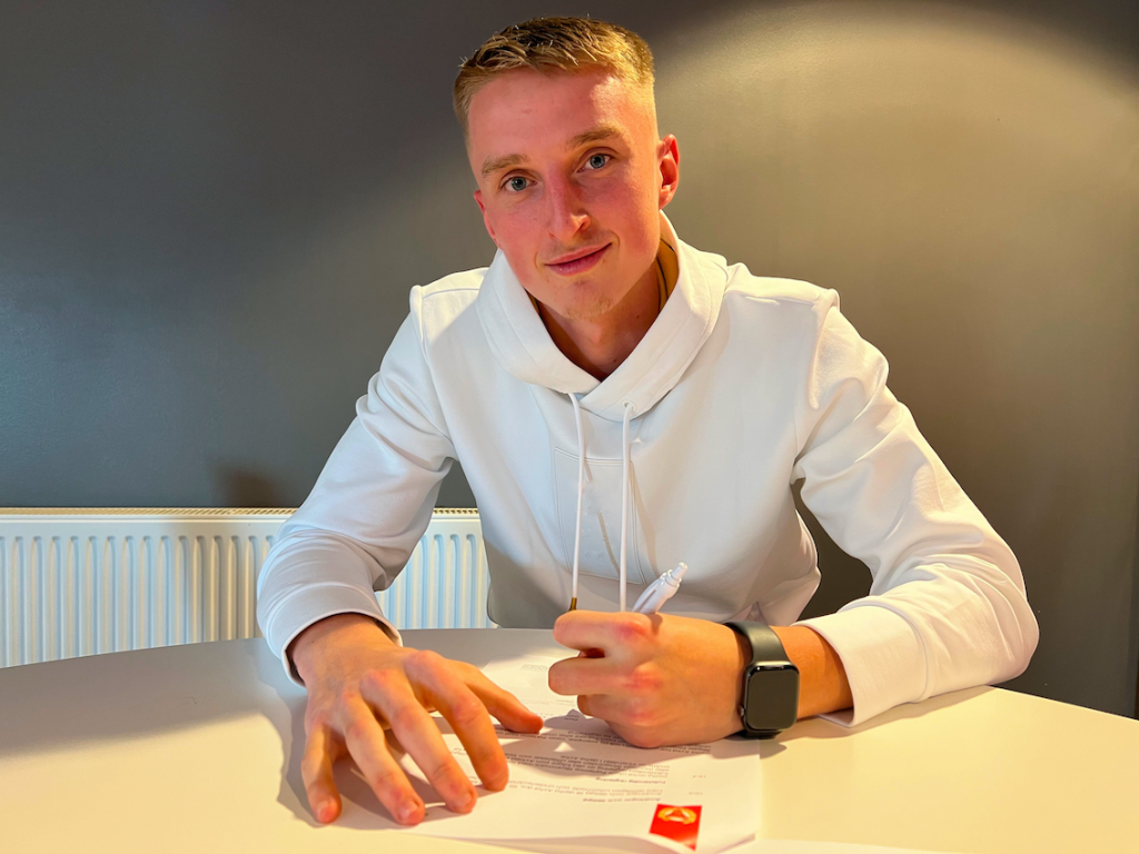 Elias Olsson förlänger