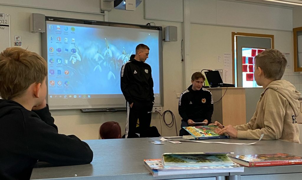 Spelare på besök hos Rocknebyskolan