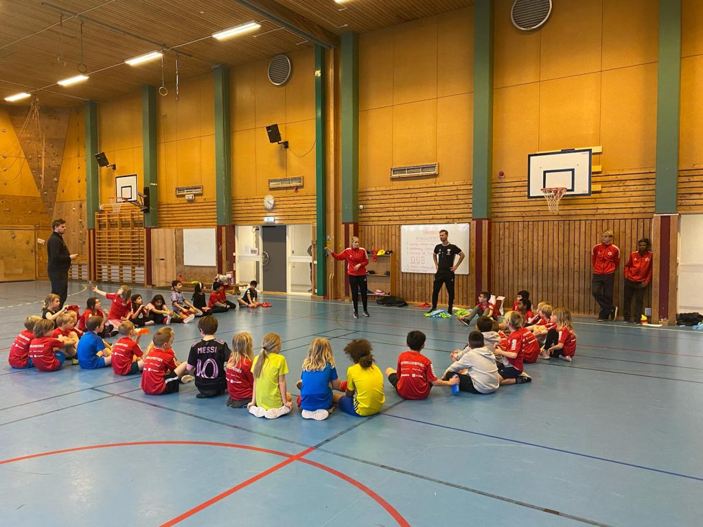 Kalmar FF med Hjärtat kickar igång Fotbollsfritids på Kalmarsundsskolan