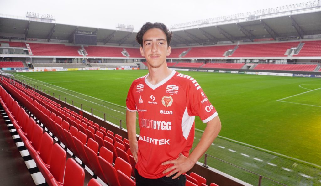 Elion Imeri skriver akademikontrakt