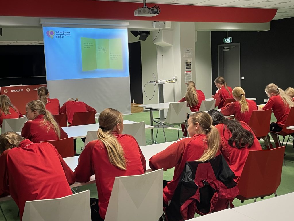 Kvinnojouren höll utbildning för akademispelarna